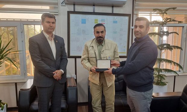 قدردانی کارکنان ارکان ثالث از مدیرعامل پالایشگاه آبادان قدردانی کارکنان ارکان ثالث از مدیرعامل پالایشگاه آبادان