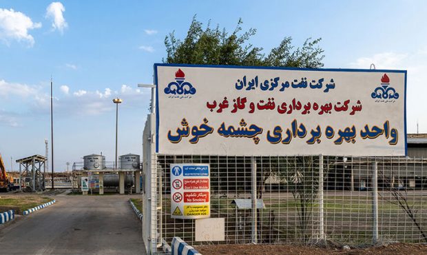 جمعآوری نفت خام از سطح حوضچه تبخیر «چشمهخوش» جمعآوری نفت خام از سطح حوضچه تبخیر «چشمهخوش»