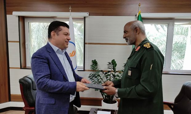 حضور فرماندۀ قرارگاه مدینۀ منوره در پالایشگاه نفت بندرعباس حضور فرماندۀ قرارگاه مدینۀ منوره در پالایشگاه نفت بندرعباس