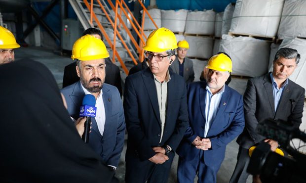 بازدید مهندس راشدی از تنها شرکت تولید کاتالیست در آبادان بازدید مهندس راشدی از تنها شرکت تولید کاتالیست در آبادان