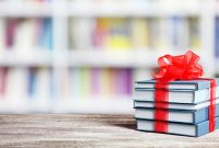اهدای مجموعه‌ای از کتاب‌های منتخب به کتابخانه‌های دهلران