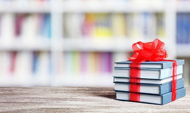 اهدای مجموعهای از کتابهای منتخب به کتابخانههای دهلران اهدای مجموعهای از کتابهای منتخب به کتابخانههای دهلران
