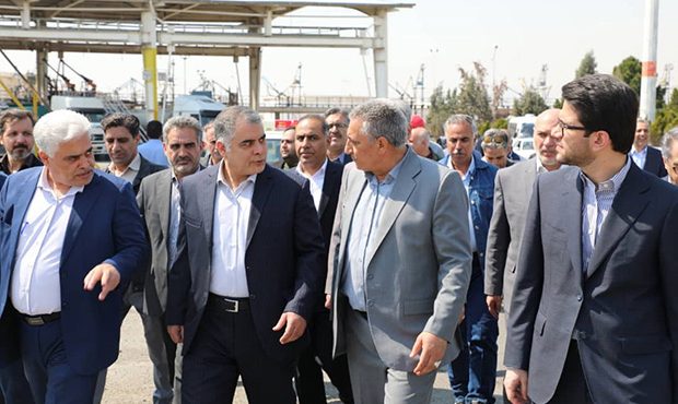 بازدید نوروزی محسن پاکنژاد از بزرگترین انبار نفت ایران بازدید نوروزی محسن پاکنژاد از بزرگترین انبار نفت ایران