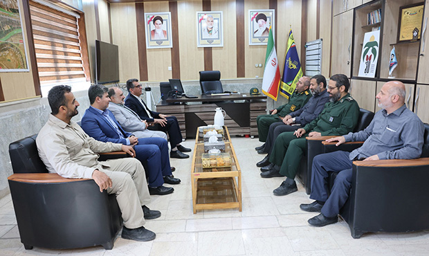 مدیران پالایشگاه آبادان با فرماندۀ سپاه شهرستان دیدار کردند مدیران پالایشگاه آبادان با فرماندۀ سپاه شهرستان دیدار کردند