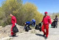 کارکنان شرکت پتروشیمی شازند به پاکسازی طبیعت پرداختند