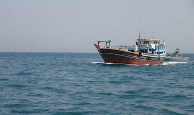 توقیف شناور حامل ۸۰ هزار لیتر سوخت قاچاق در دریای عمان
