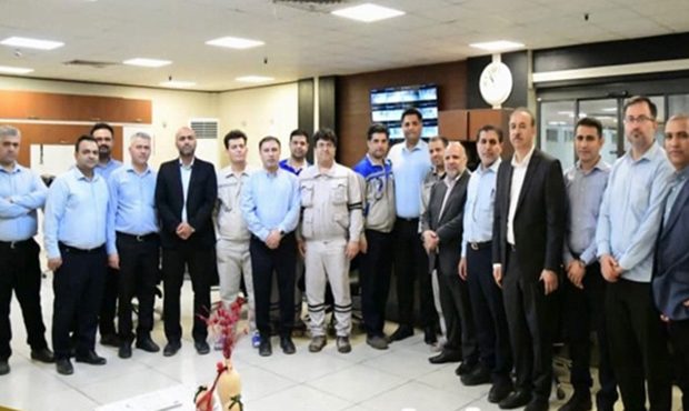 مدیرعامل پتروشیمی اروند، عید فطر در جمع کارکنان حاضر شد مدیرعامل پتروشیمی اروند، عید فطر در جمع کارکنان حاضر شد
