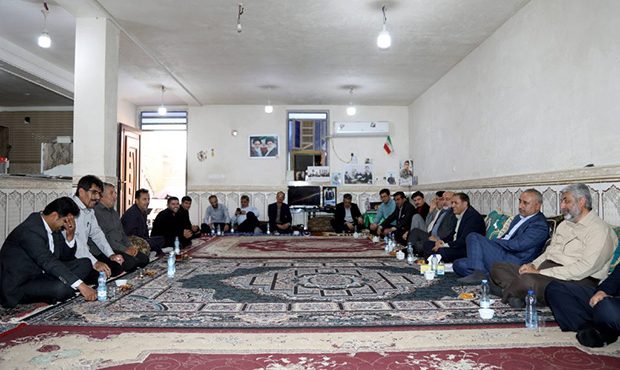 دیدار مدیرعامل پتروشیمی بندرامام با خانوادۀ شهید جهاندیده
