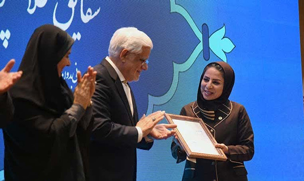 تجلیل معاون اوّل رئیسجمهور از دو بانوی موفّقِ رانندۀ نفتکش تجلیل معاون اوّل رئیسجمهور از دو بانوی موفّقِ رانندۀ نفتکش