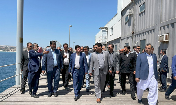 بازدید اعضای کمیسیون قضایی مجلس از پایانۀ نفتی خارگ بازدید اعضای کمیسیون قضایی مجلس از پایانۀ نفتی خارگ