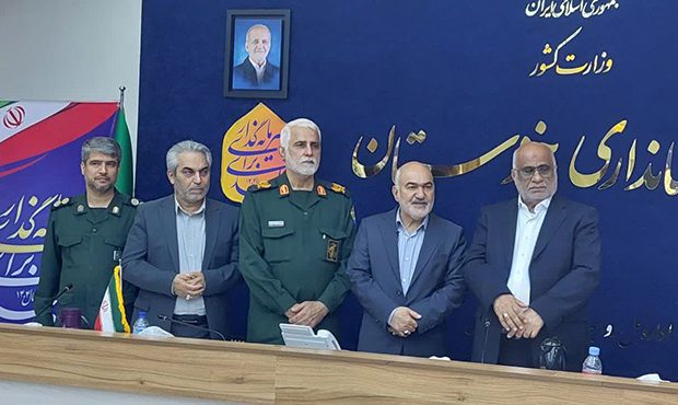 تجلیل استاندار خوزستان از مدیرعامل شرکت نفت و گاز اروندان تجلیل استاندار خوزستان از مدیرعامل شرکت نفت و گاز اروندان