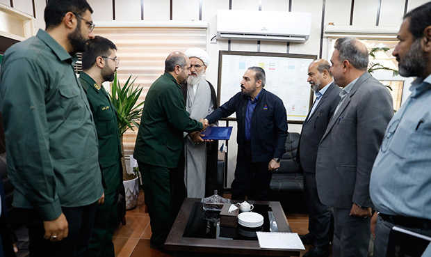 تقدیر امامجمعه و فرماندۀ سپاه آبادان از مهندس فردین راشدی تقدیر امامجمعه و فرماندۀ سپاه آبادان از مهندس فردین راشدی