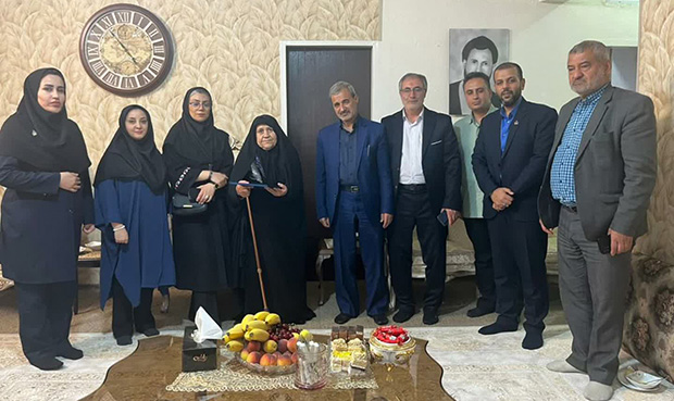 دیدار با خانوادههای شهدای پالایشگاه آبادانِ ساکن در شیراز دیدار با خانوادههای شهدای پالایشگاه آبادانِ ساکن در شیراز