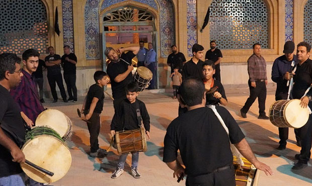 آغاز آئینهای سوگواری محرم در مسجد ولیعصر پایانۀ خارگ آغاز آئینهای سوگواری محرم در مسجد ولیعصر پایانۀ خارگ