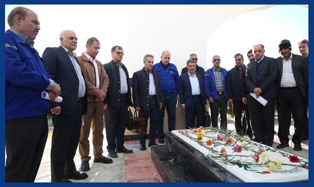 مزار شهید گمنامِ پتروشیمی شازند، عطرافشانی و گلباران شد مزار شهید گمنامِ پتروشیمی شازند، عطرافشانی و گلباران شد